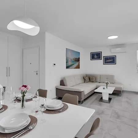 Luxurious And Bright With Sea And Mountain View Διαμέρισμα *
