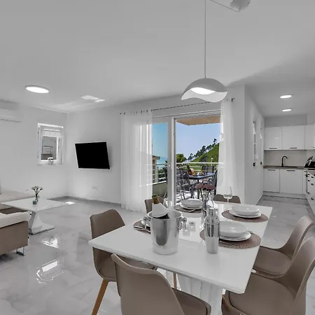 Luxurious And Bright With Sea And Mountain View *